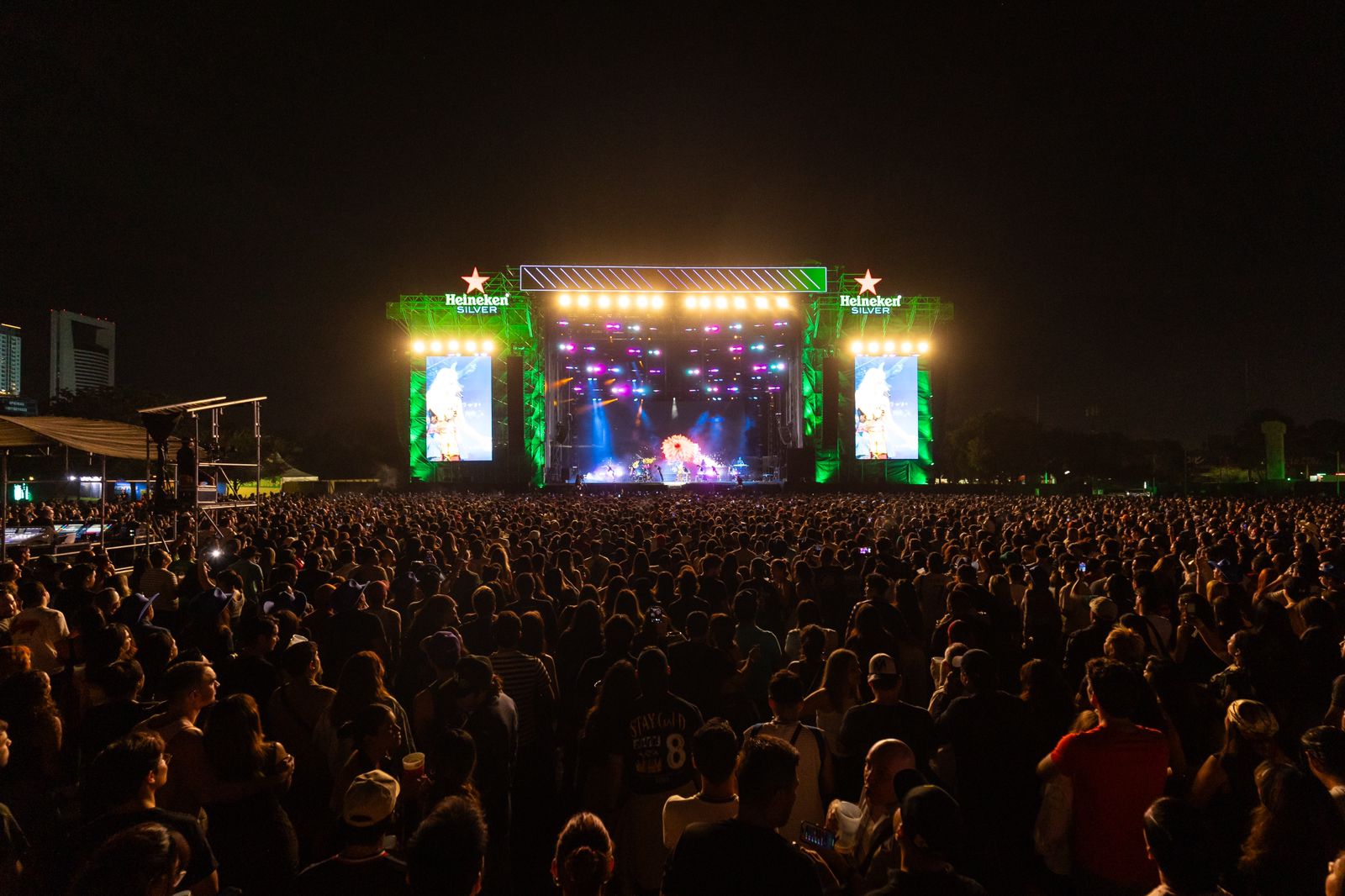 ¡Adiós a los celulares durante conciertos! Heineken pide guardarlos
