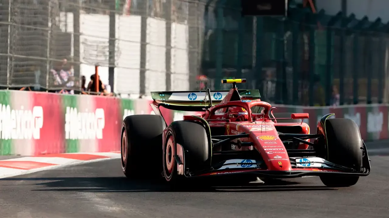 Carlos Sainz lidera las prácticas en el primer día del Gran Premio de México