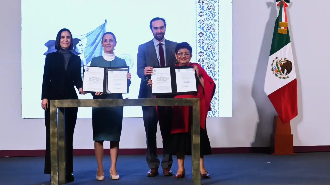 Sheinbaum firma decreto para que Pemex y CFE vuelvan a ser empresas públicas