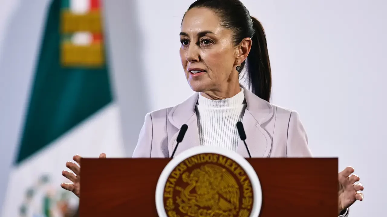 Sheinbaum afirma que la economía de México ‘está fuerte’ y anuncia disminución del déficit
