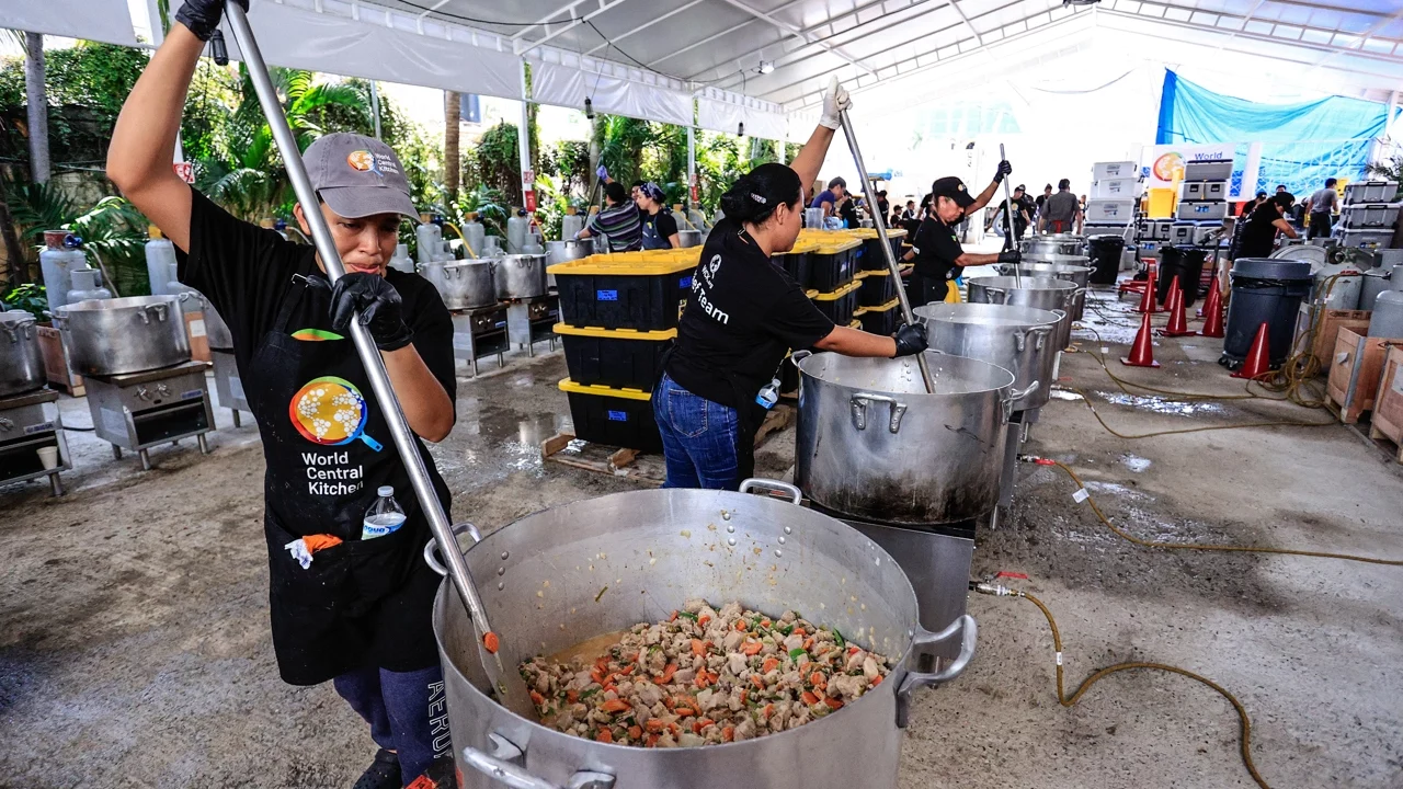 Cocina altruista: entregan 35 mil comidas diarias en Guerrero tras huracán John
