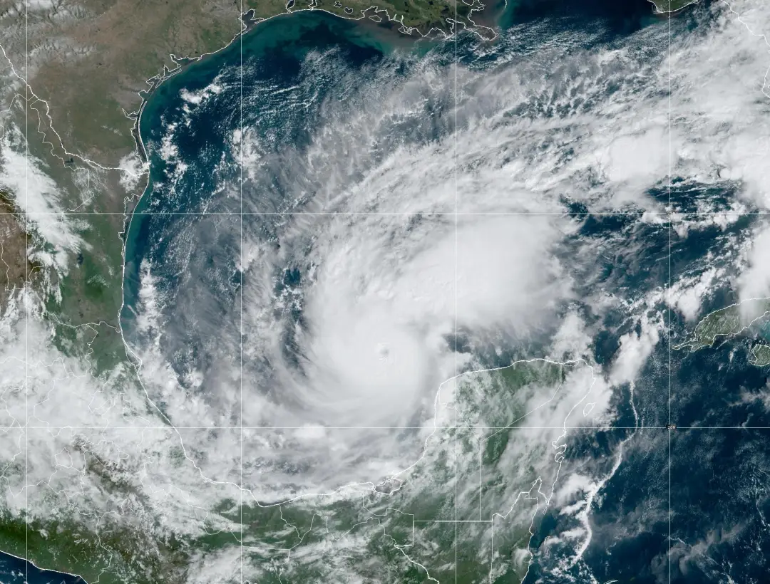 Huracán Milton pierde intensidad, pero amenaza con crecer y afectar áreas más amplias