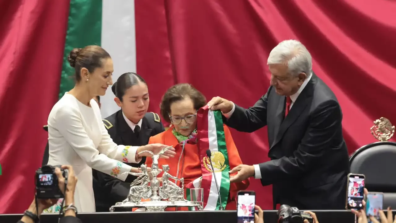 Entre vítores y aplausos despiden a AMLO y reciben a Sheinbaum: ‘No llego sola, llegamos todas’