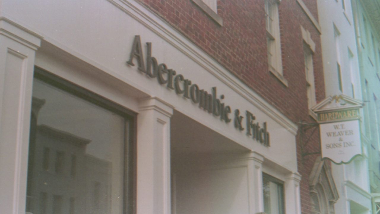 Exdirector de Abercrombie es arrestado en EU por explotación sexual de hombres jóvenes
