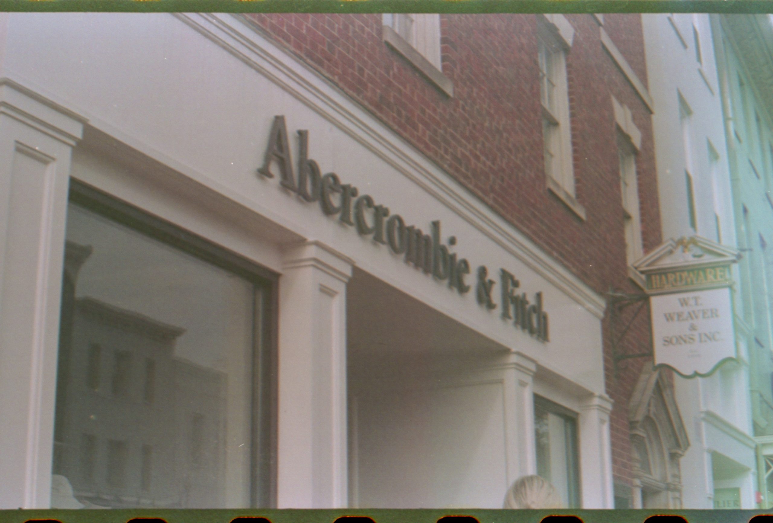 Exdirector de Abercrombie es arrestado en EU por explotación sexual de hombres jóvenes