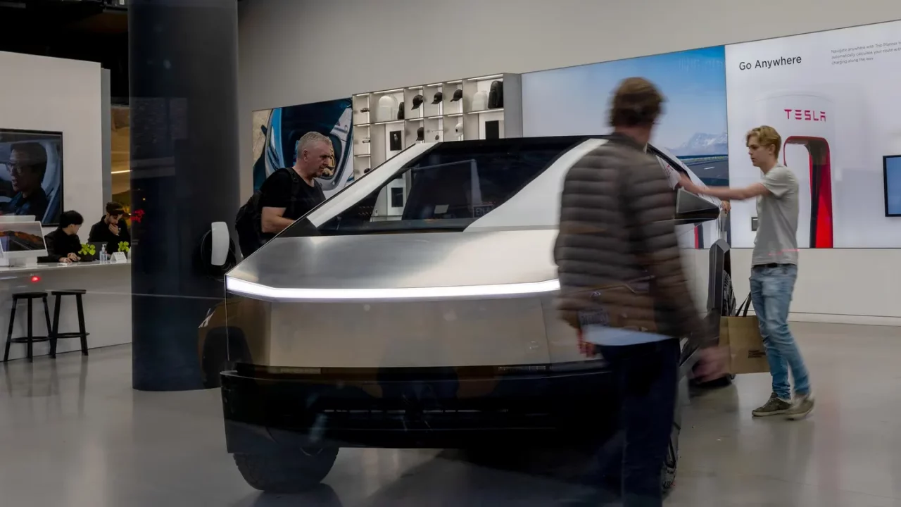 Acciones de Tesla caen un 2% mientras se enfría el repunte postelectoral
