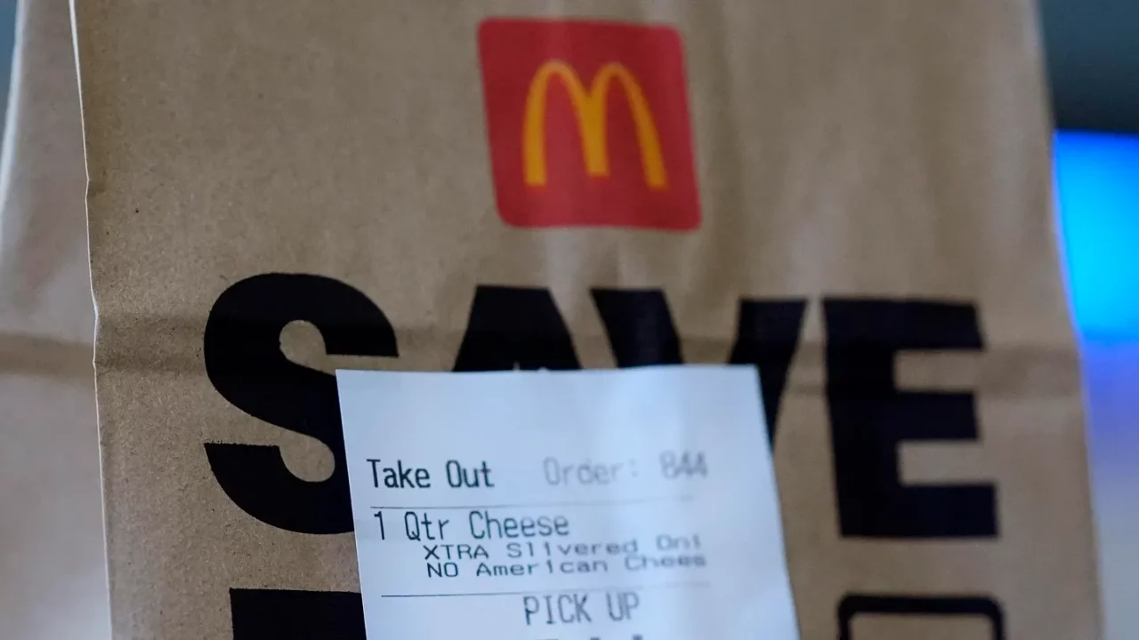 El brote de E. Coli vinculado a McDonald’s ha enfermado a más de 100 personas, según los CDC