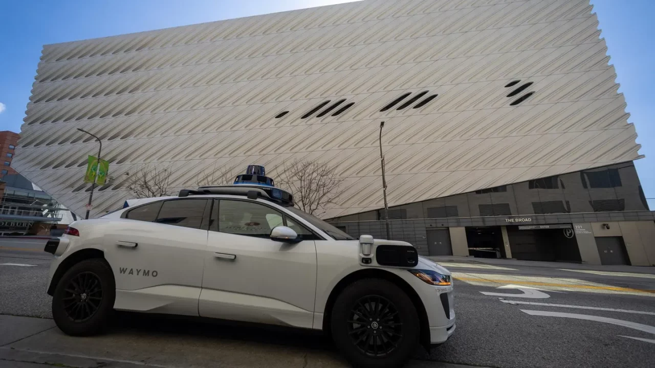 Waymo abre los viajes en robotaxi a cualquier persona en la ciudad de Los Ángeles