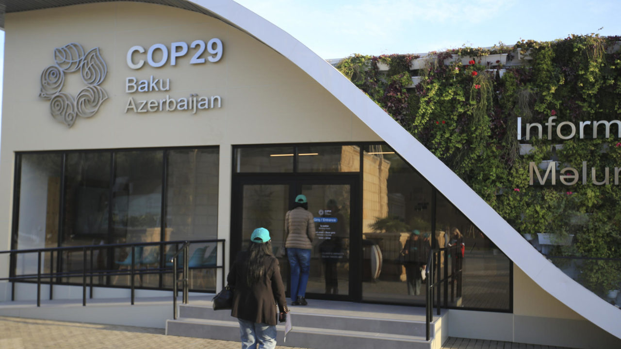 La COP29 negocia contrarreloj el nuevo financiamiento climático bajo presión de activistas