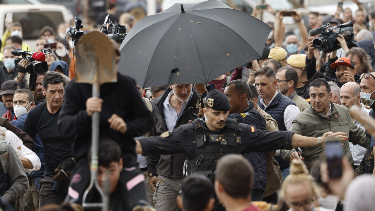 Lanzan lodo e insultos al presidente español Pedro Sánchez en su visita a las ciudades inundadas