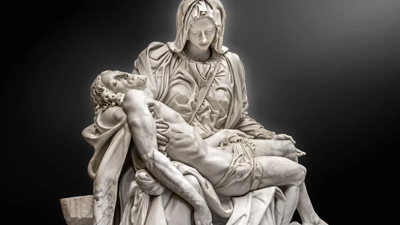 La Piedad de Miguel Ángel estrena luz y una nueva mampara antibalas, más transparente