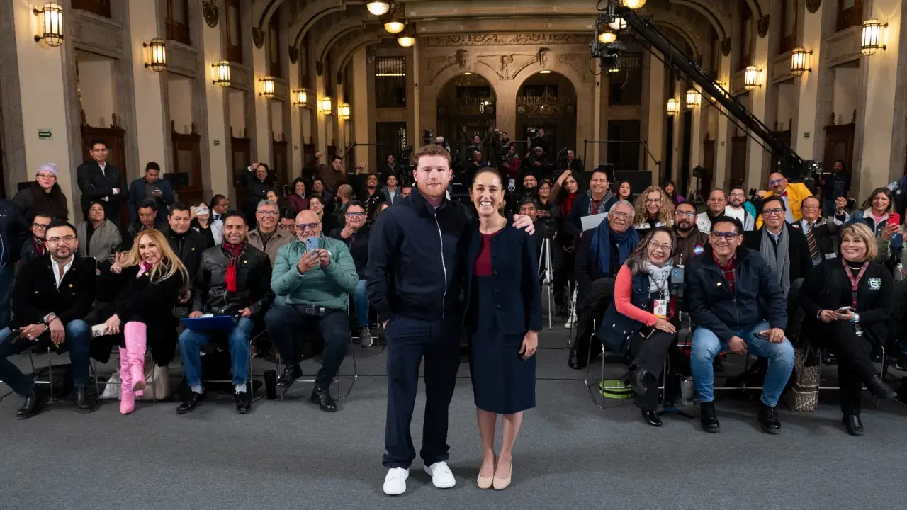 El ‘Canelo’ Álvarez entrega ‘guantes blancos de la paz’ a Claudia Sheinbaum
