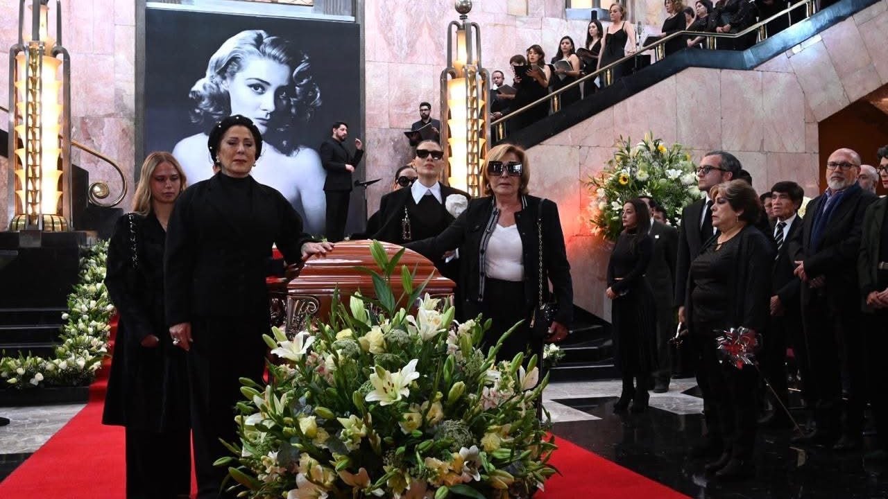Familiares y amigos dan el último adiós a Silvia Pinal