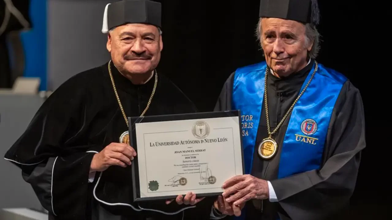 El cantautor Joan Manuel Serrat recibe distinción de la UANL por su contribución a la música