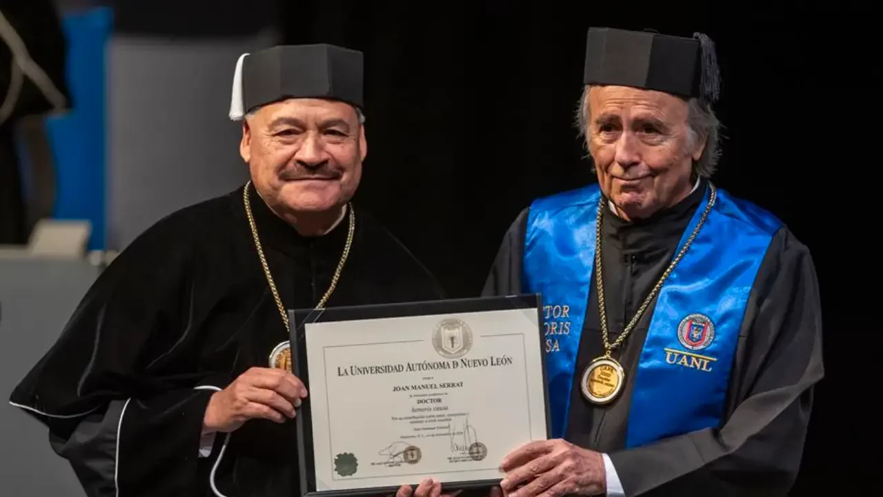 El cantautor Joan Manuel Serrat recibe distinción de la UANL por su contribución a la música
