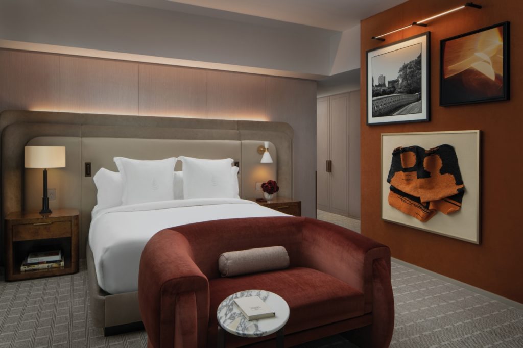 FOUR SEASONS HOTEL NEW YORK DOWNTOWNES UN ÍCONO ARQUITECTÓNICO UBICADO EN
EL VIBRANTE CORAZÓN DE LOWER MANHATTAN