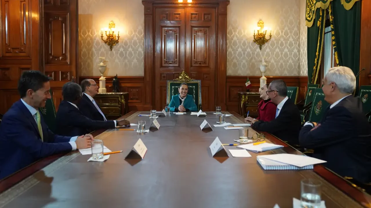Sheinbaum se reúne con presidente de BlackRock para abordar fortaleza en economía mexicana