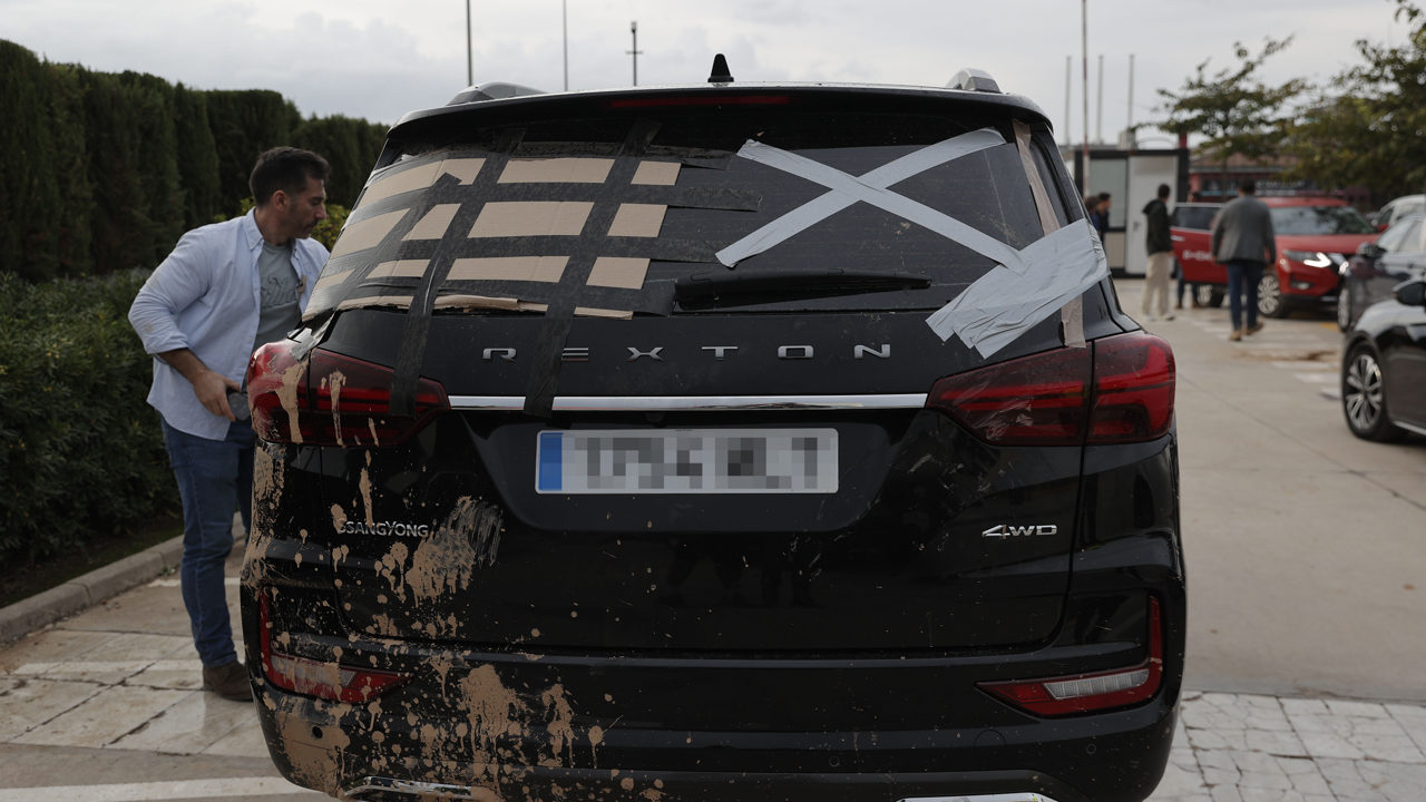 Ciudadanos destrozan auto de la comitiva del gobierno español