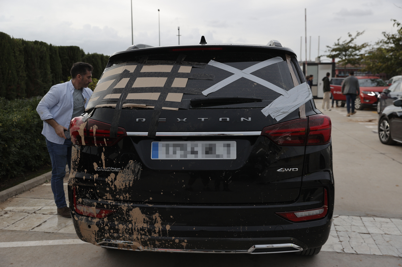 Ciudadanos destrozan auto de la comitiva del gobierno español