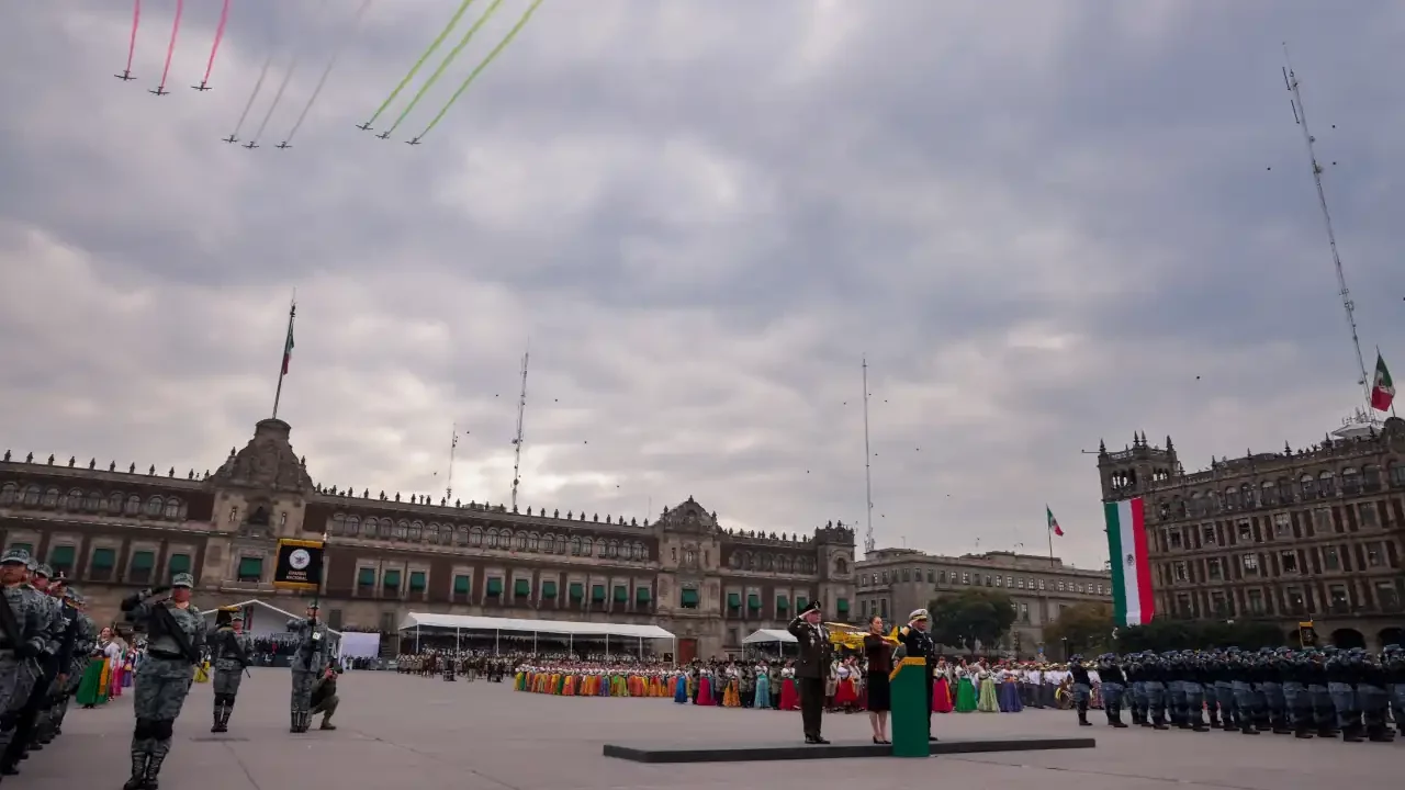 Sheinbaum, primera Comandanta Suprema de la historia, encabeza desfile militar por el 114 aniversario de la Revolución