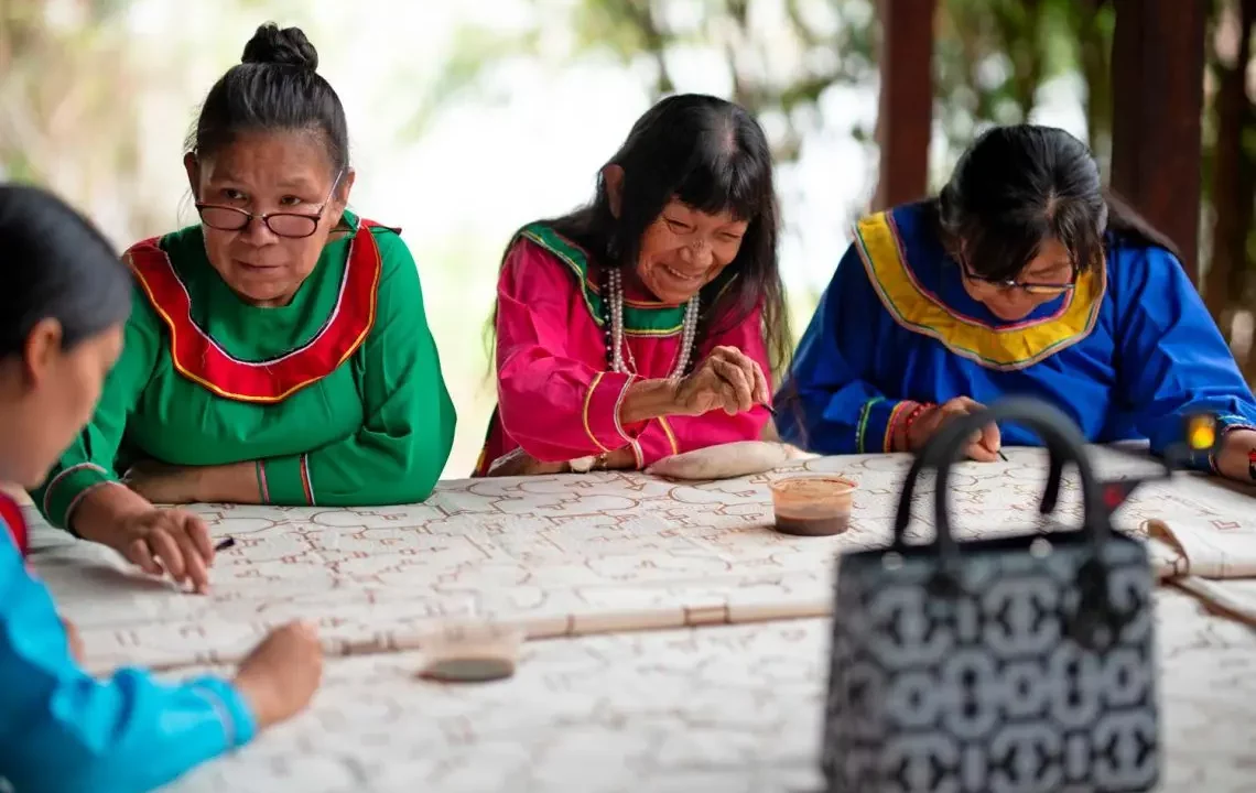 Conoce a Sara Flores, la artista de la Amazonía peruana que colaborará con Dior