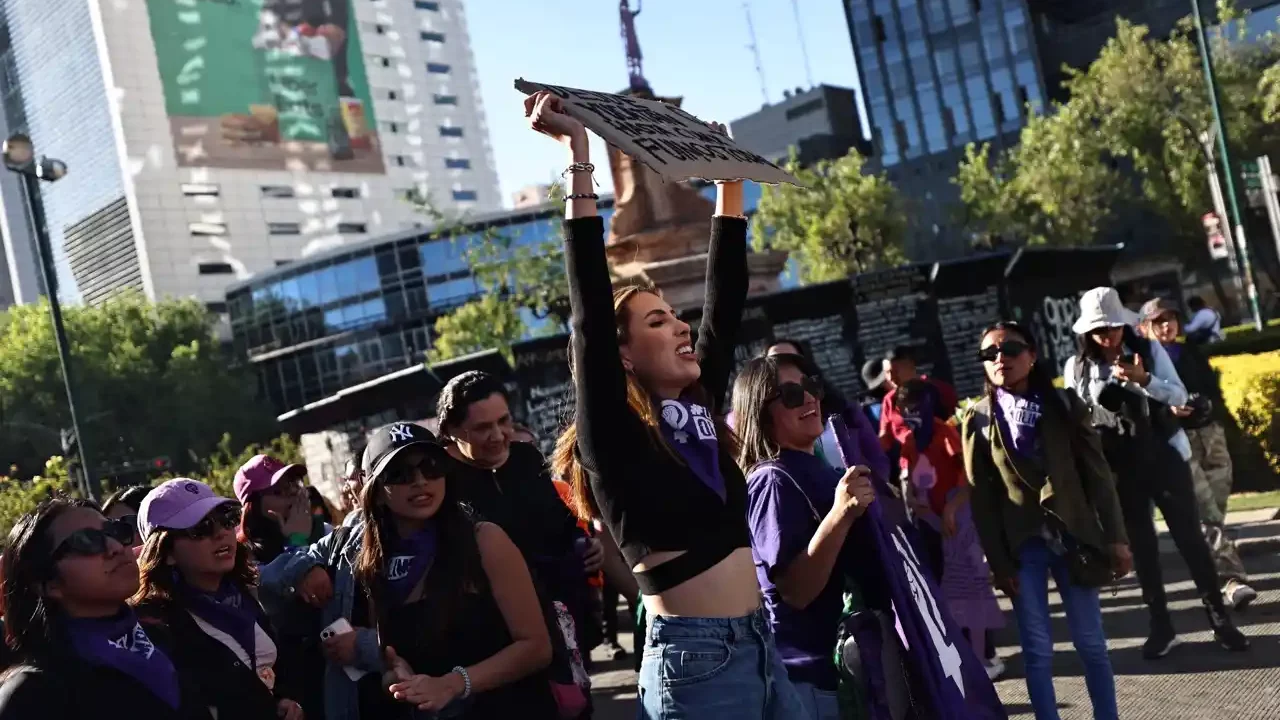 Mujeres toman las calles de la CDMX para exigir alto a los feminicidios