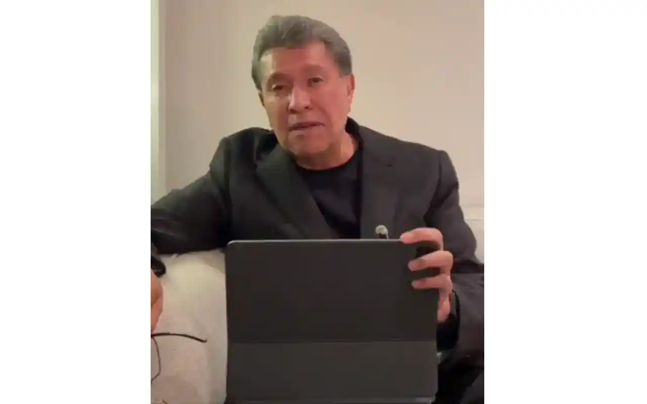 Monreal se disculpa tras la polémica por helicóptero y la postura de Sheinbaum