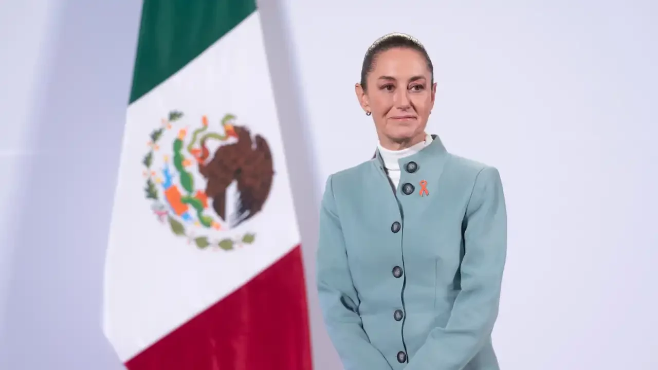 Sheinbaum tiene aprobación de 74% tras casi dos meses de mandato, según encuesta; la presidenta lo celebra