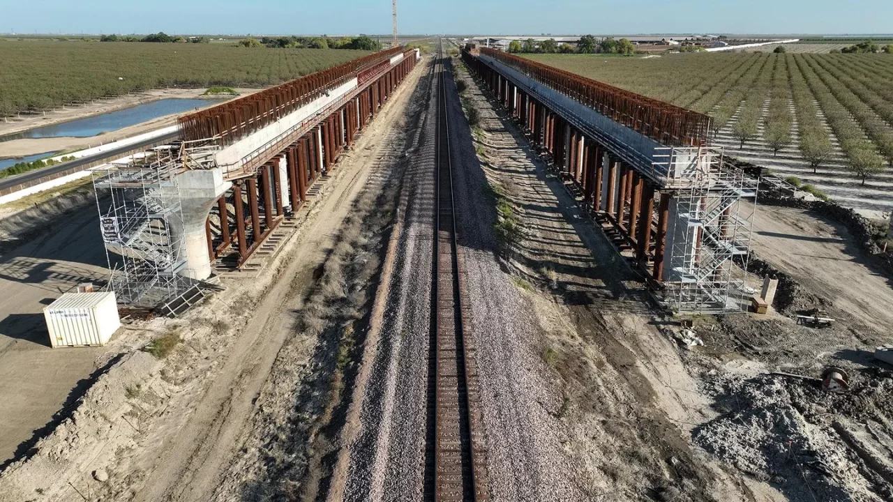 Trump podría ‘descarrilar’ proyecto ferroviario de alta velocidad de California, pese a los miles de millones gastados
