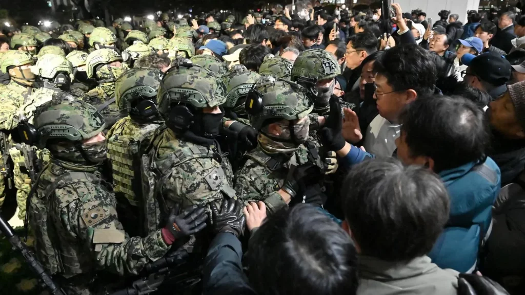Los soldados intentan ingresar al edificio de la Asamblea Nacional en Seúl después de que el presidente de Corea del Sur, Yoon Suk Yeol declaró la ley marcial. (Foto de Jung Yeon-je / AFP)AFP vía Getty Images