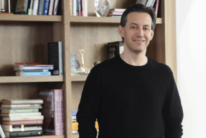 “En cada industria hay empresas que ya están en el mercado y siempre han hecho creer a la gente que están ahí por una razón: que merecen su lugar”, dice Fernando De León, el multimillonario propietario de Leon Capital Group. “Estoy buscando oportunidades en las que se estén volviendo un poco perezosos o complacientes”.  Dream Focus Studio