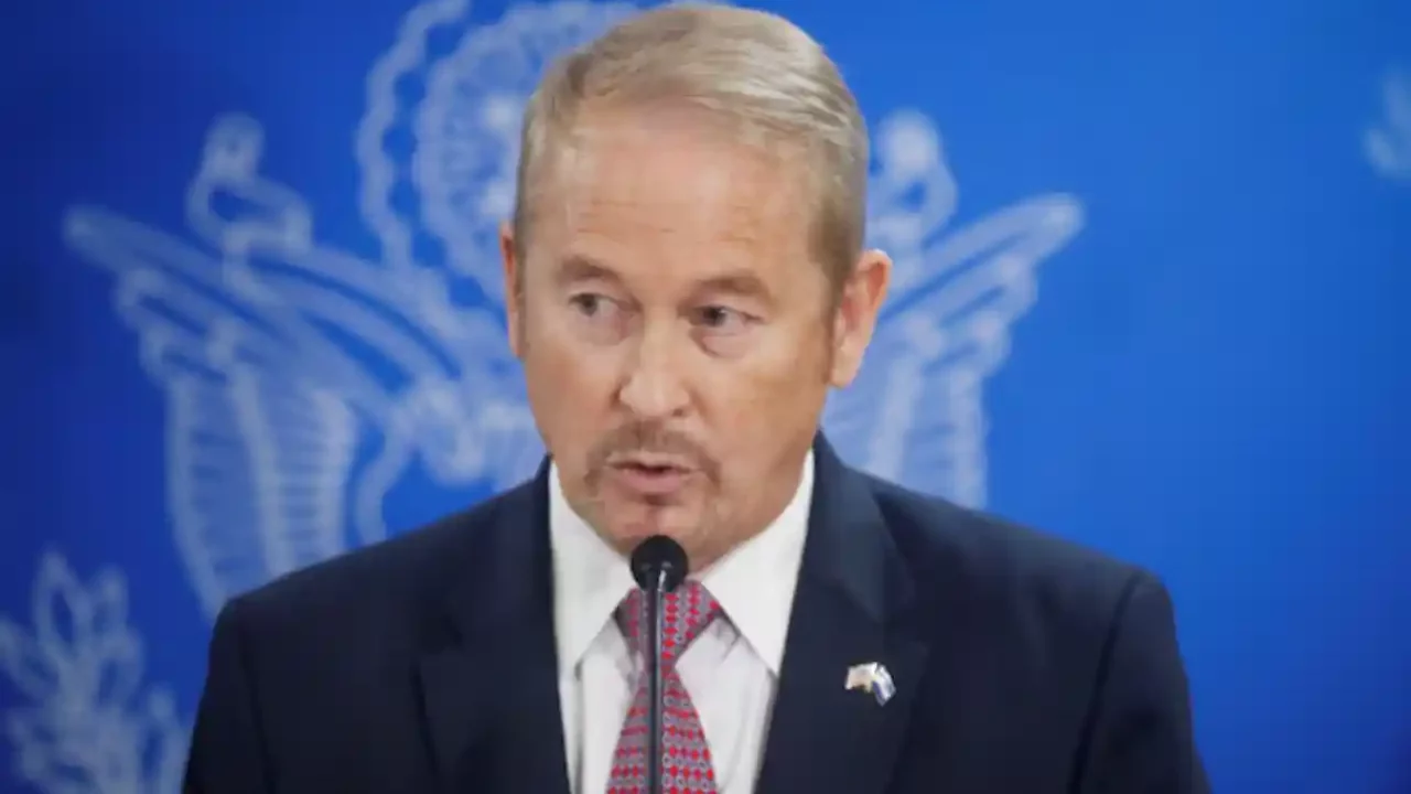 Trump elige al exboina verde Ronald Johnson como embajador en México