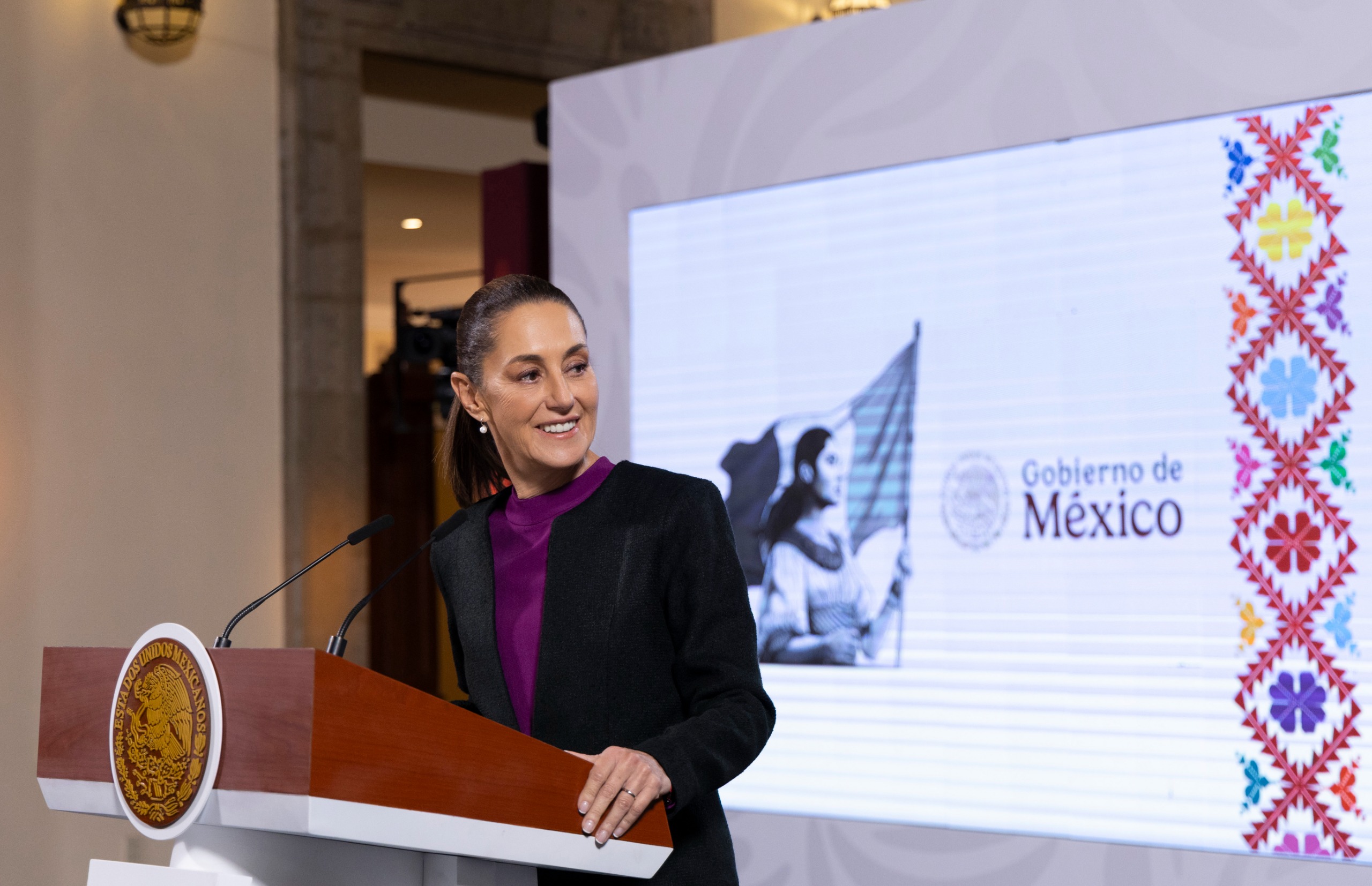 Sheinbaum evalúa pensión a adultos mayores en EU y promete protegerlos de deportaciones