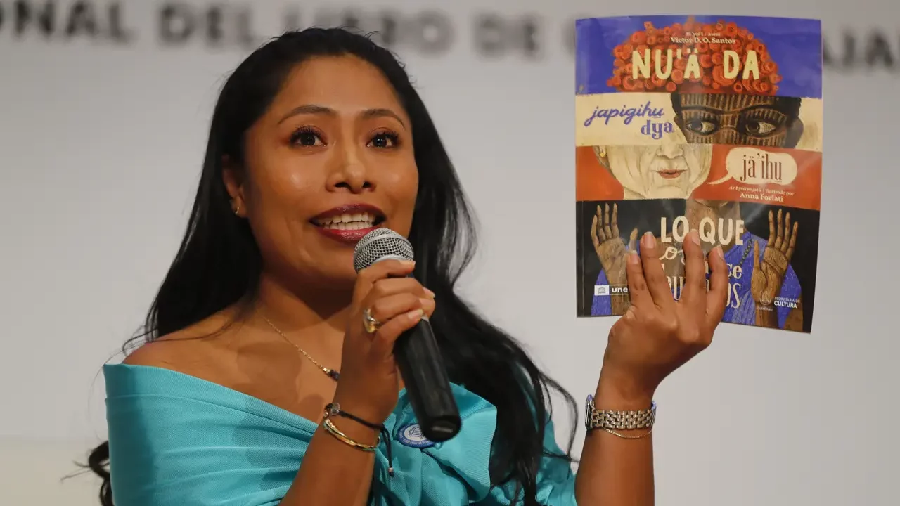 Actriz Yalitza Aparicio pide en la FIL de Guadalajara apoyar proyectos de comunidades indígenas