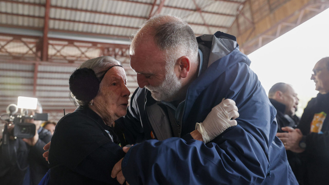 José Andrés y sus ‘locos de la cocina’, entregaron 5 millones de comidas tras la dana en Valencia