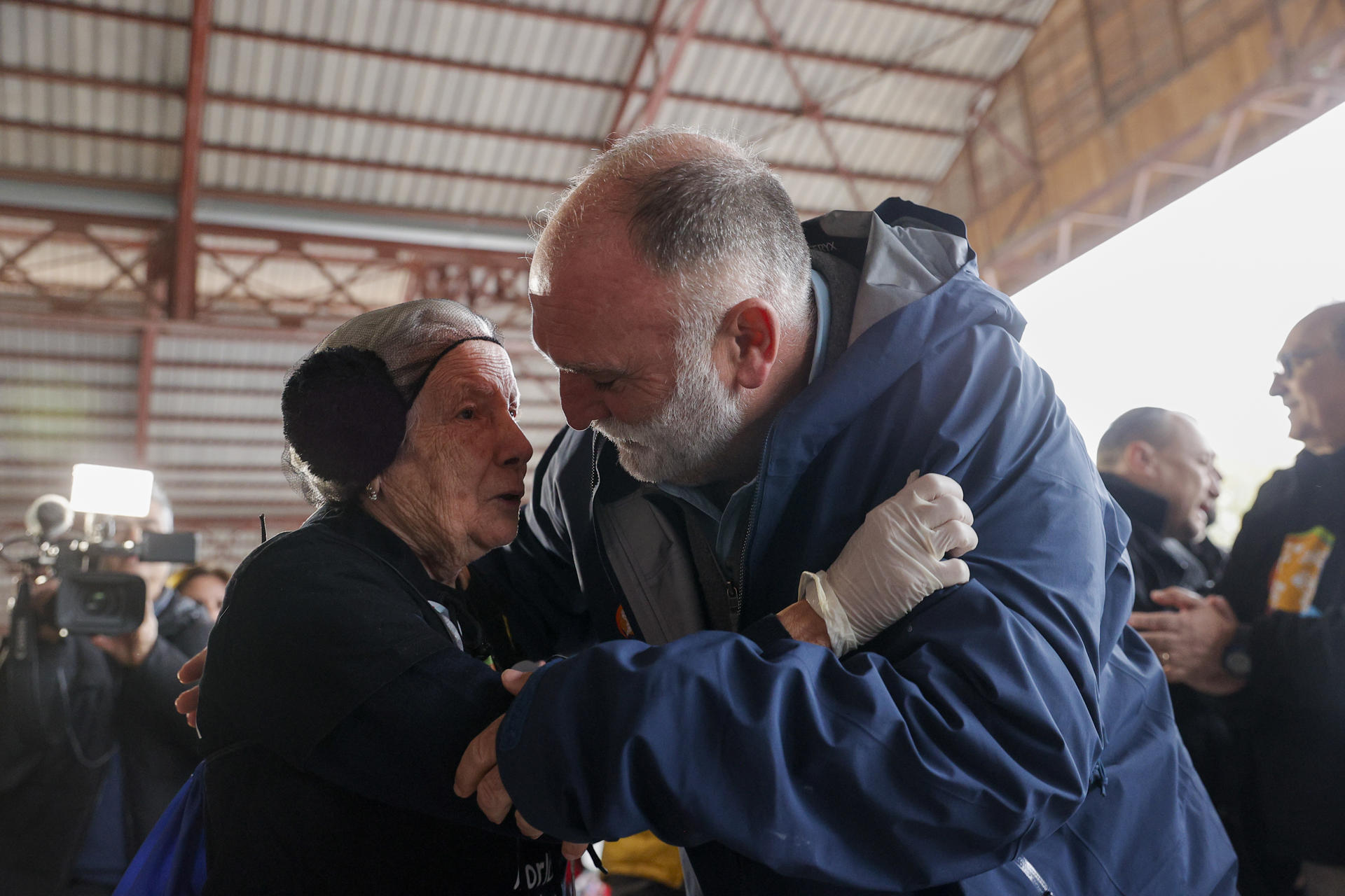 José Andrés y sus ‘locos de la cocina’, entregaron 5 millones de comidas tras la dana en Valencia