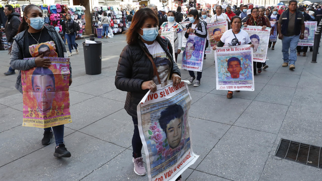 Familiares de estudiantes de Ayotzinapa critican falta de avances tras reunión con Sheinbaum