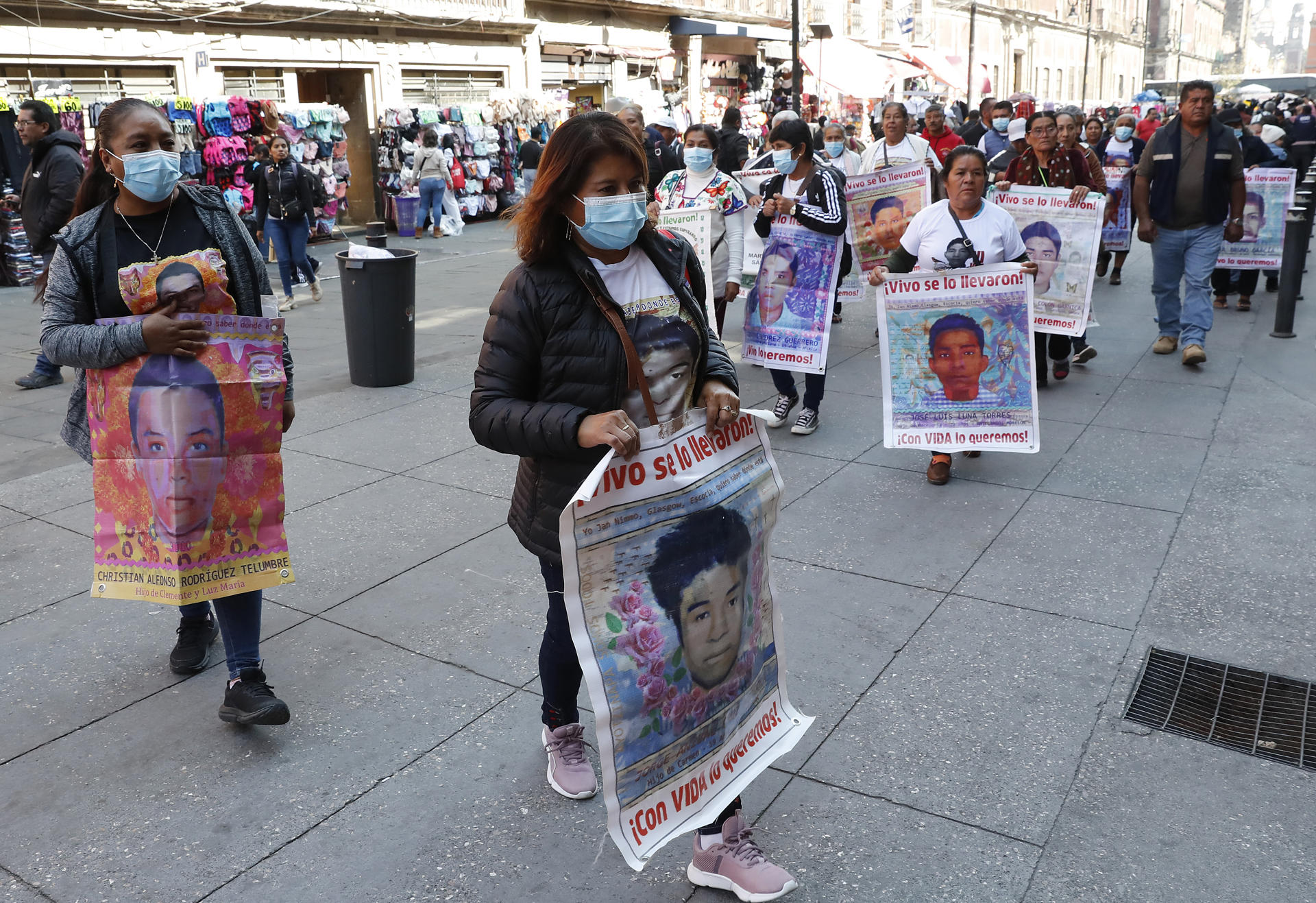 Familiares de estudiantes de Ayotzinapa critican falta de avances tras reunión con Sheinbaum