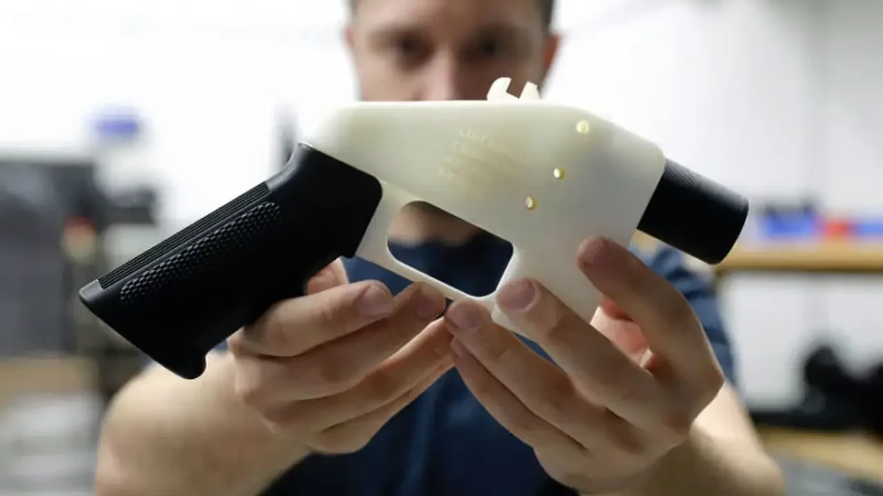Asesinato de CEO de UnitedHealth con pistola 3D destaca el peligro de estas armas en EU y el mundo