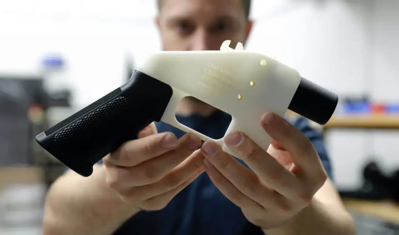Asesinato de CEO de UnitedHealth con pistola 3D destaca el peligro de estas armas en EU y el mundo