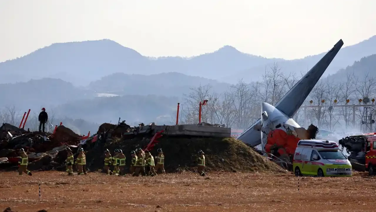 Al menos 85 personas mueren tras estrellarse avión en Corea del Sur