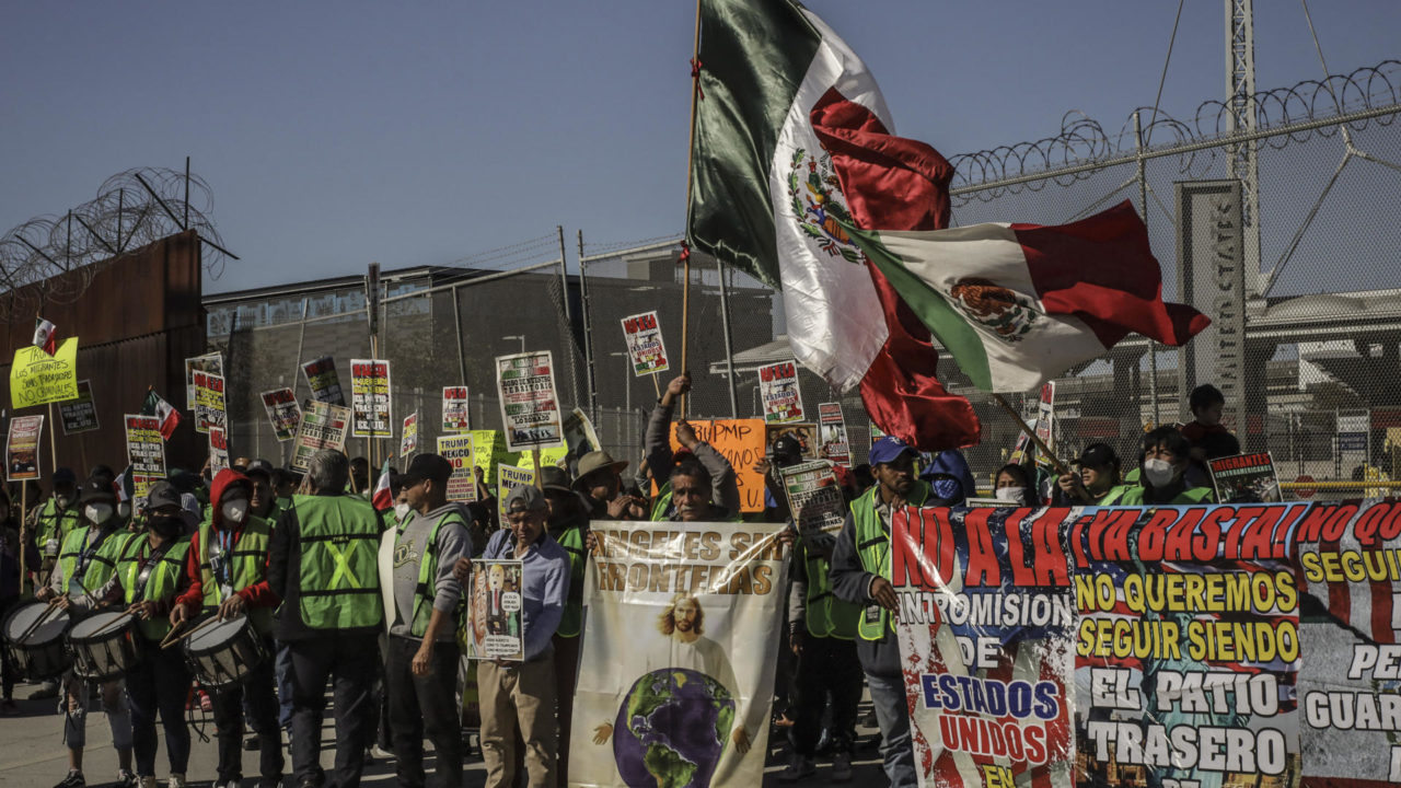 Cientos de migrantes protestan en Tijuana contra amenazas de Trump