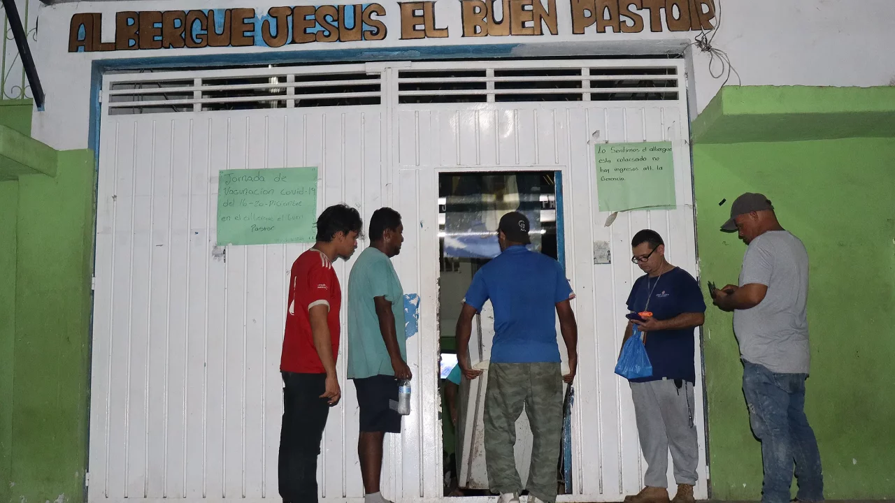 Migrantes en Tapachula piden ser repatriados, pero son llevados a albergues