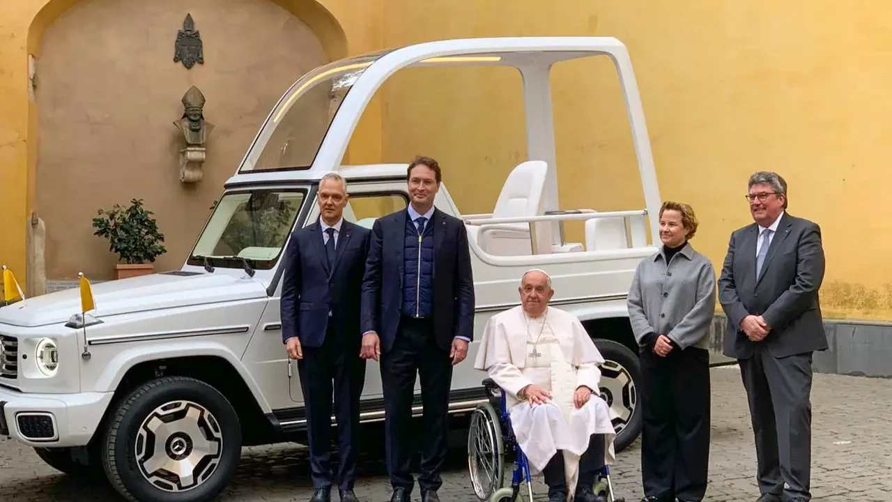 Papa Francisco recibe el primer papamóvil completamente eléctrico