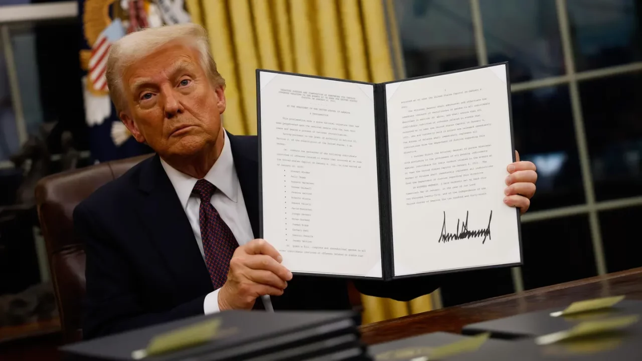 Trump ordenará el fin de las políticas de diversidad en el Ejército; Defensa advierte más decretos