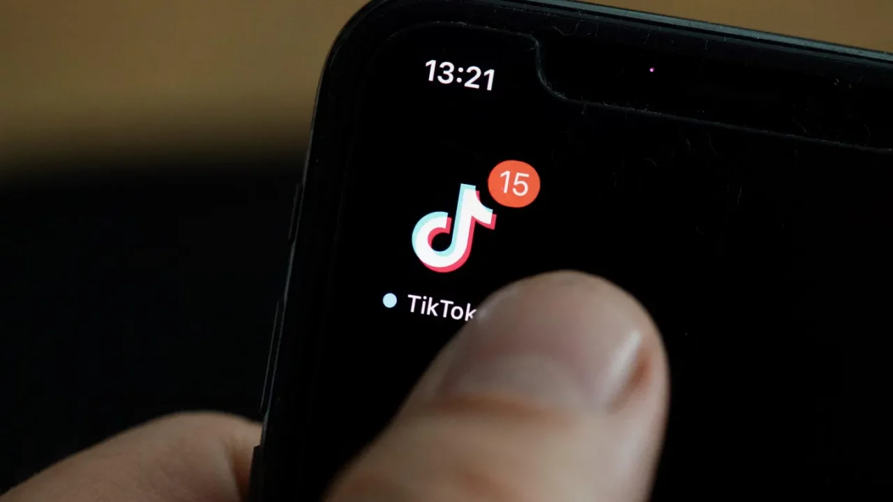 Cómo guardar tus vídeos favoritos de TikTok antes de que los prohíban este mes