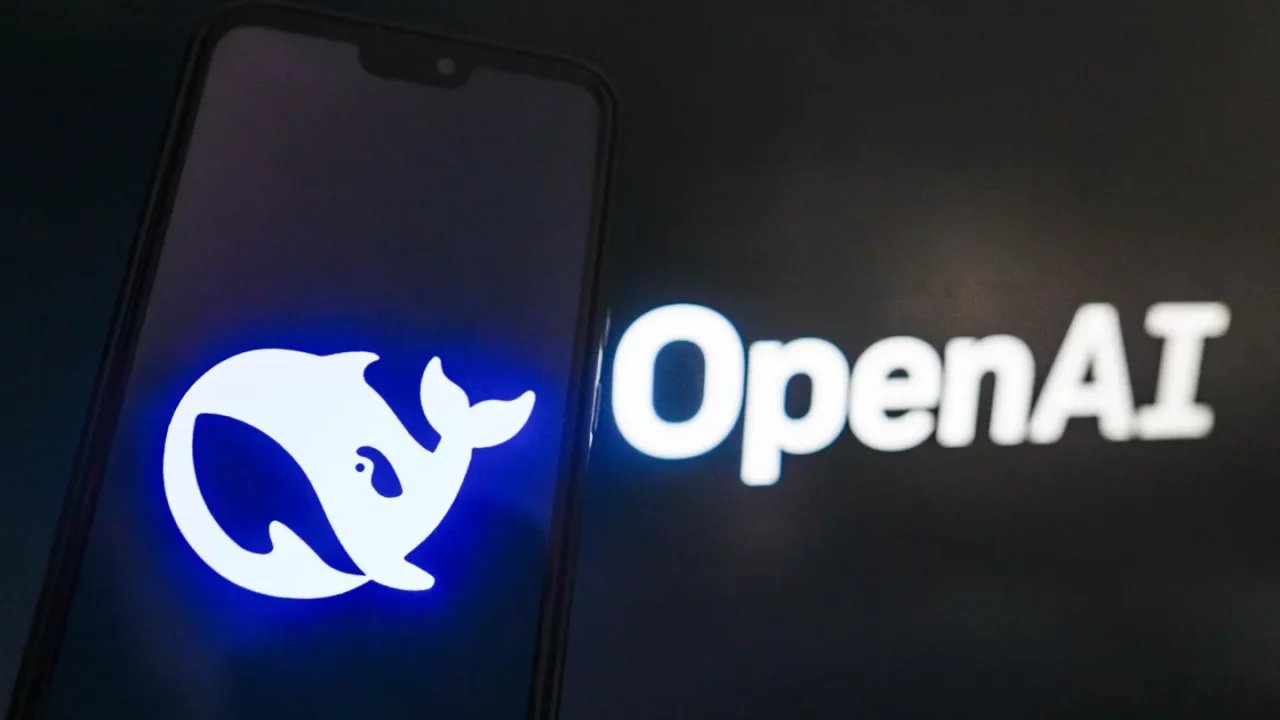 OpenAI cree que DeepSeek ‘destiló’ sus datos para el entrenamiento: esto es lo que debemos saber sobre la técnica