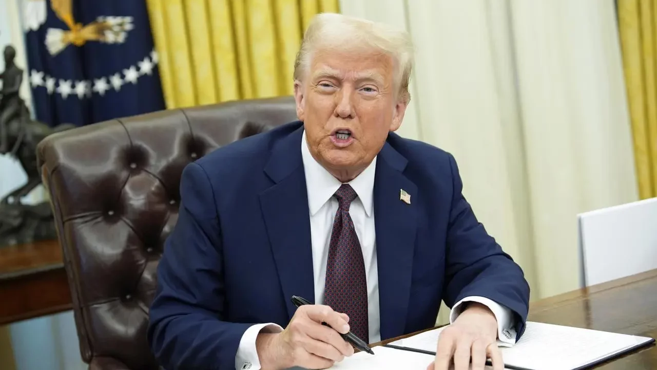 Trump manda a revocar órdenes de Biden sobre popotes y electrodomésticos de bajo consumo