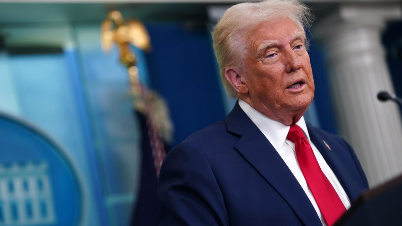 Hackers vinculados a Irán amenazan con publicar correos electrónicos de asesores de Trump