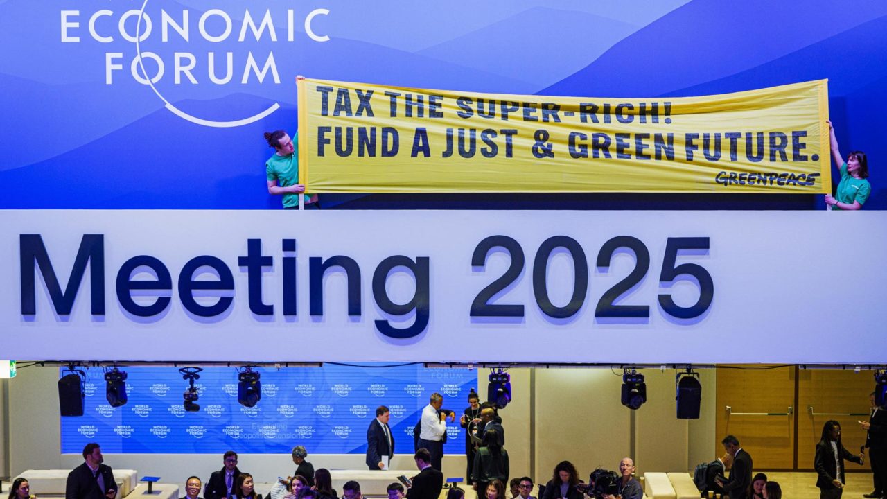 Activistas de Greenpeace burlan la seguridad de Davos para protestar contra el cambio climático